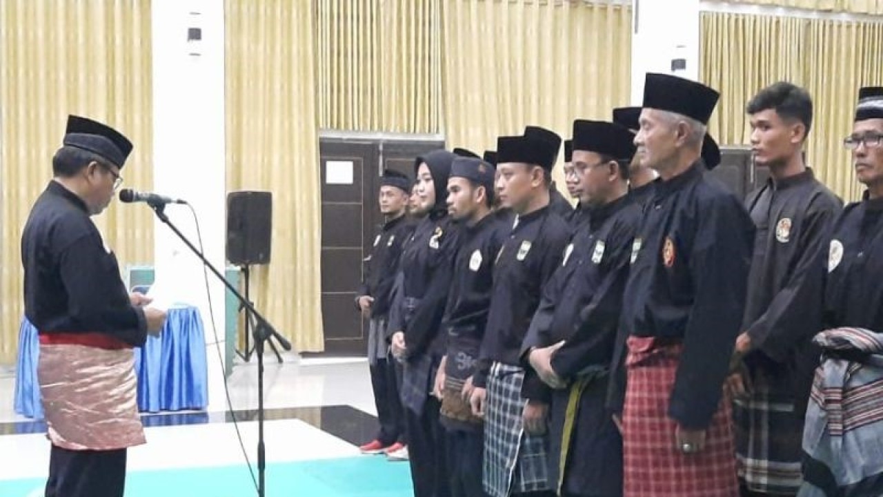 Wakil Ketua Ikatan Pesilat Seluruh Indonesia (IPSI) Sumatera Barat Martias Wanto melantik pengurus IPSI Padang Pariaman. ANTARA/Aadiaat M. S