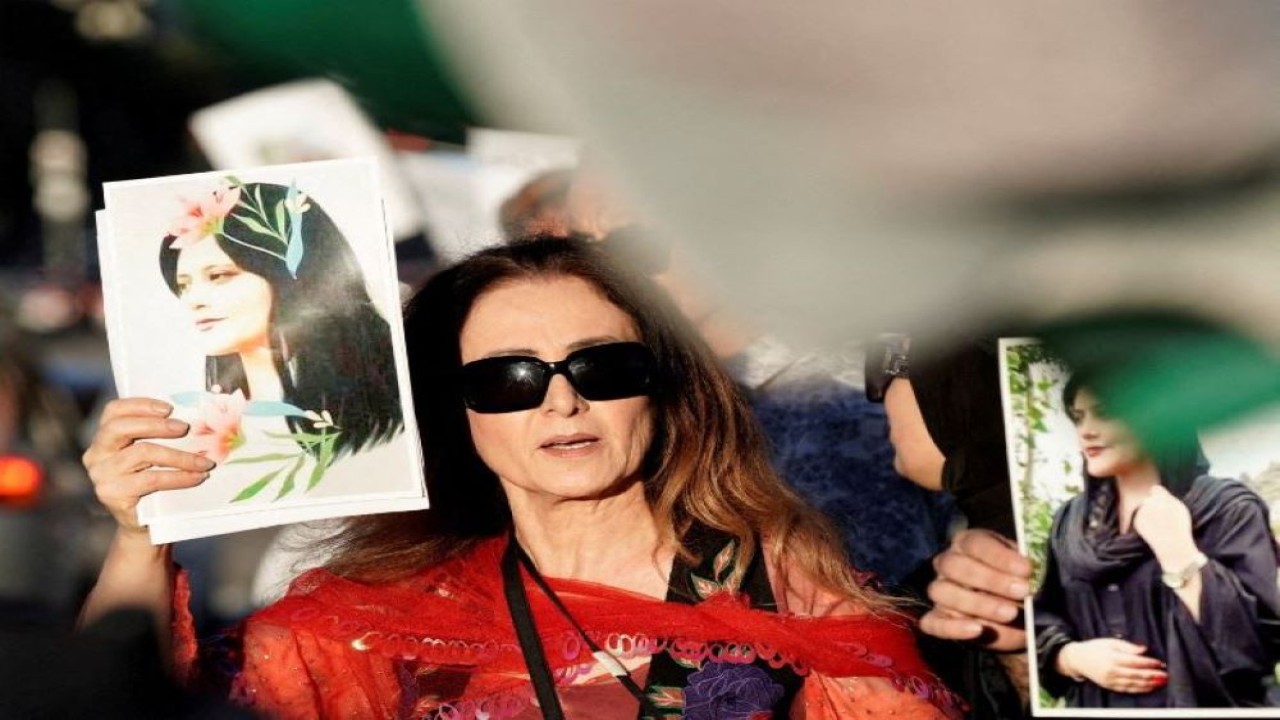 Warga Iran melakukan aksi protes anti-rezim pasca kematian Mahsa Amini. (Reuters)