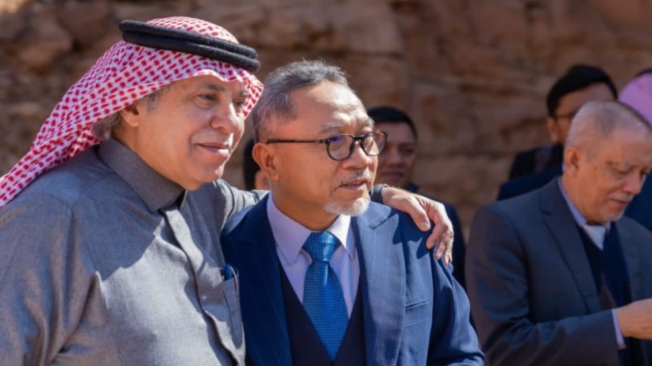 Menteri Perdagangan Zulkifli Hasan dan Mendag Arab Saudi Majid bin Abdullah Al-Qasabi saat melakukan pertemuan bilateral di Arab Saudi, Minggu (22/1/2023). ANTARA/HO-Humas Kemendag.