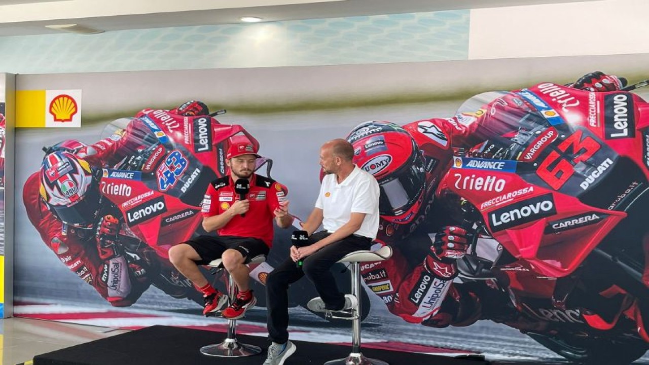 Arsip - Jack Miller (kiri) saat masih memperkuat tim MotoGP, Ducati Lenovo (ANTARA/HO)