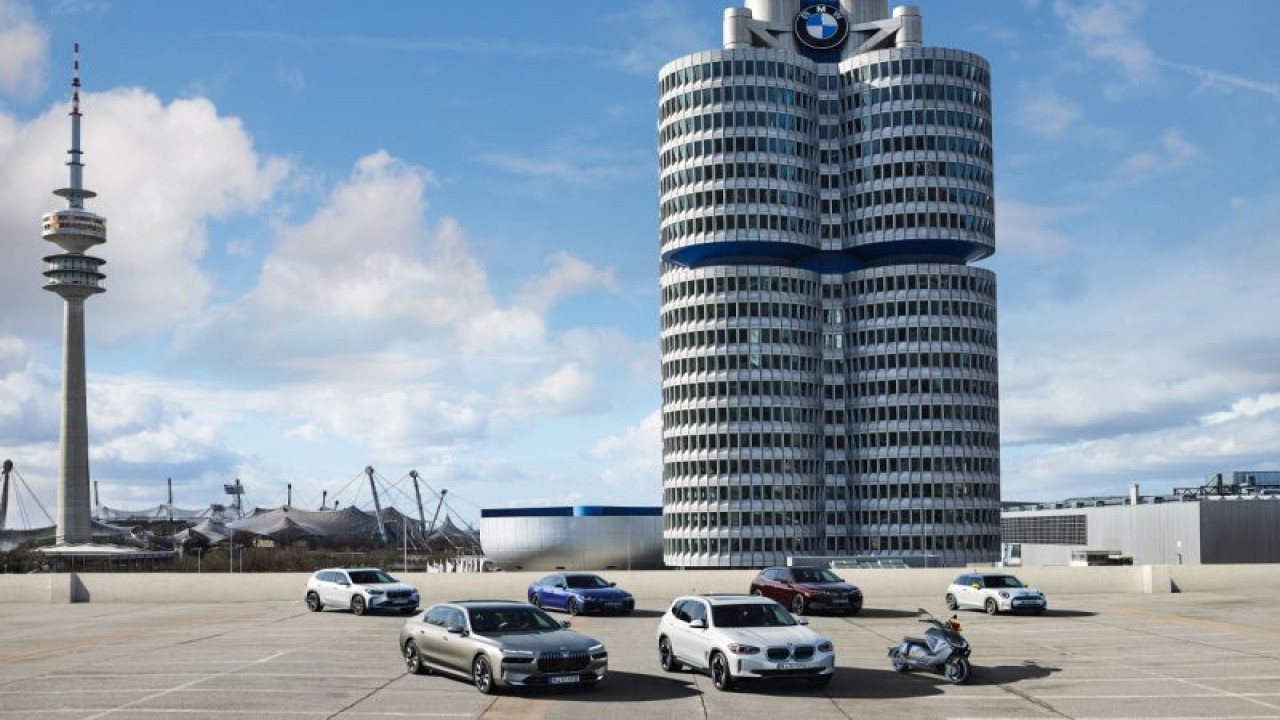 Jajaran kendaraan BMW yang sepenuhnya bertenaga listrik. (ANTARA/BMW)