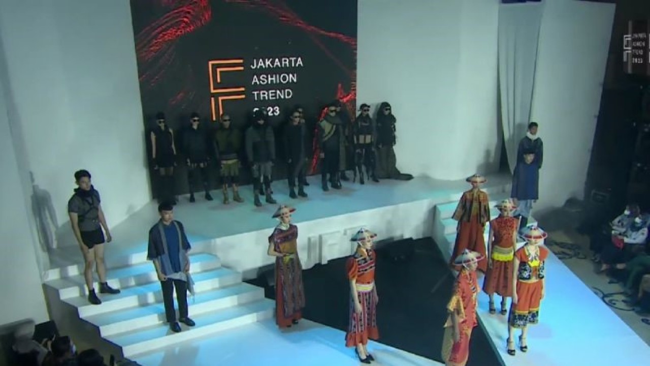 Tangkapan layar YouTube Jakarta Fashion Trend (JFT) 2023 yang digelar pada 11-12 Januari 2023 di Soehana Hall, The Energy Building, SCBD Jakarta. (ANTARA/Suci Nurhaliza)