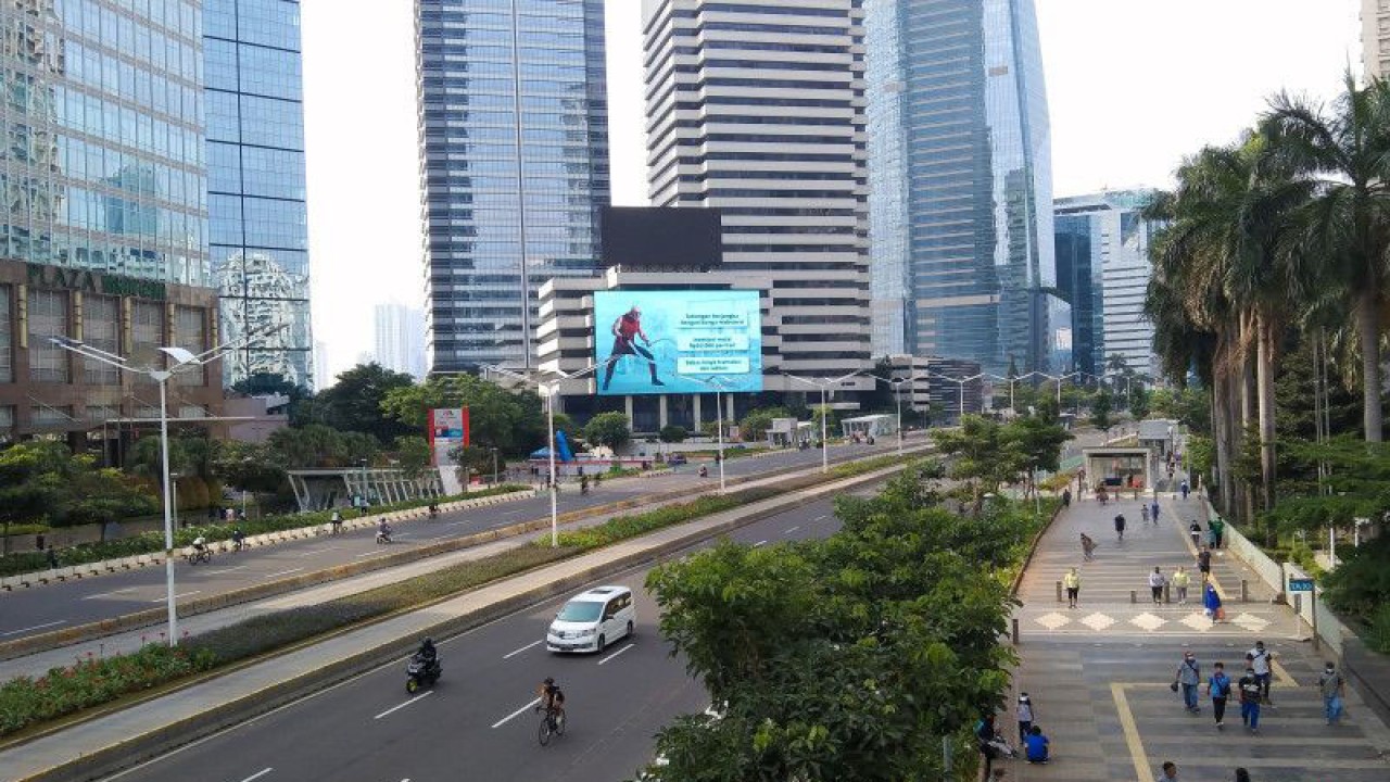 Arsip suasana lalu lintas di Jalan Sudirman di Jakarta Selatan, Minggu (7/11/2022) ANTARA/Dewa Ketut Sudiarta Wiguna
