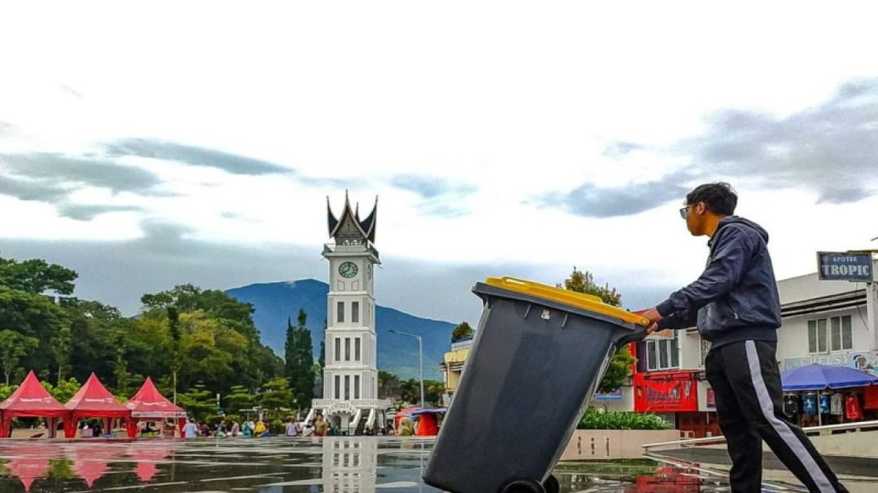 Petugas Kebersihan Di Taman Jam Gadang Kota Bukittinggi Antara Ho