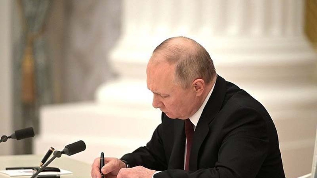 Ilustrasi - Presiden Rusia Vladimir Putin menandatangani suatu dokumen di Kremlin, Moskow, Rusia (21/2/2022). (ANTARA/Xinhua/Kremlin/aa)