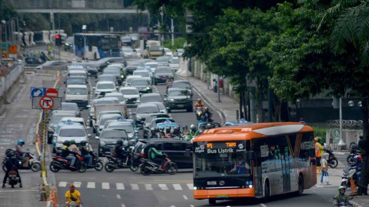 Bus listrik melintas di Jl MH. Thamrin, Jakarta, Selasa (27/12/2022). PT Transportasi Jakarta (TransJakarta) berencana menambah 190 bus listrik pada 2023 untuk mendukung kualitas udara Jakarta lebih ramah lingkungan. ANTARA FOTO/Iggoy el Fitra/wsj.