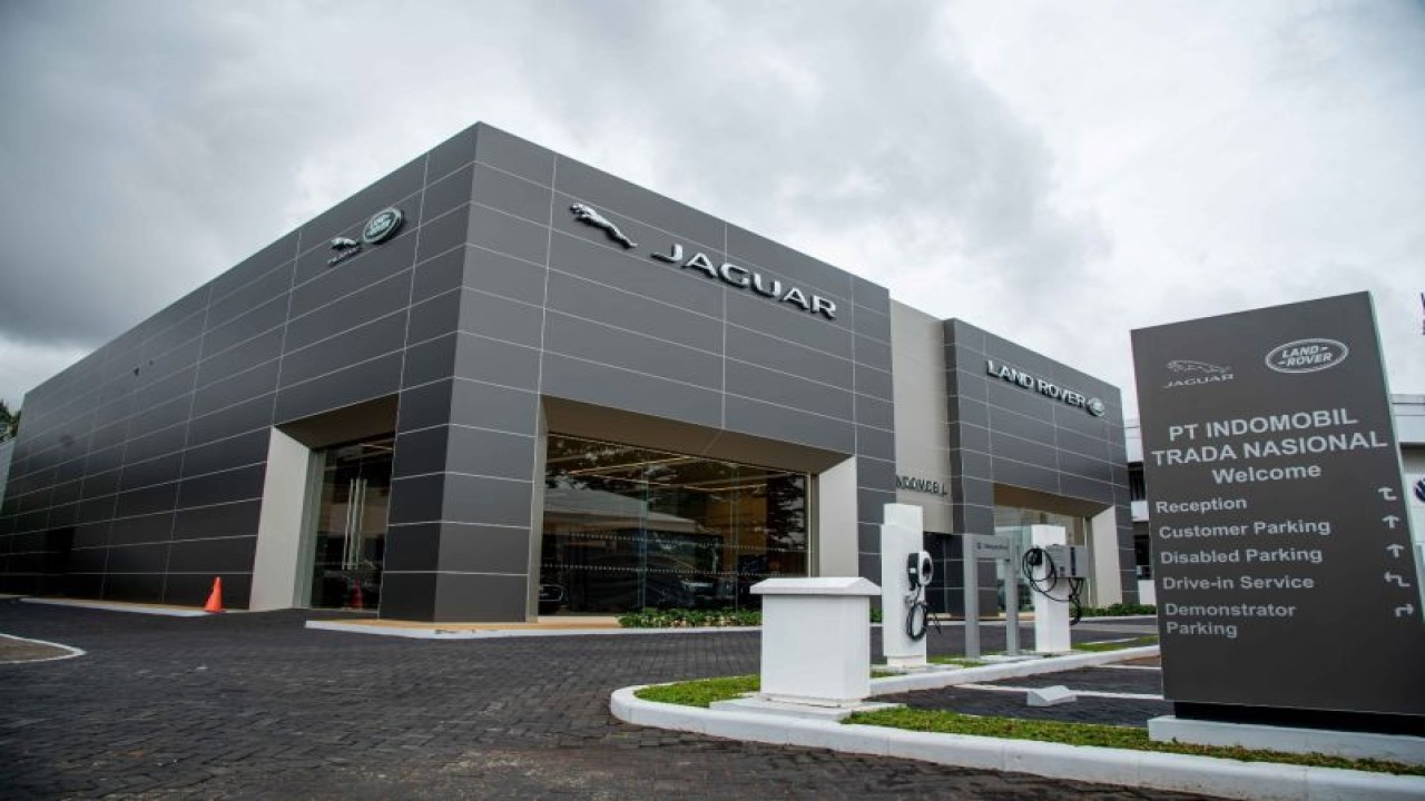 Showroom Jaguar Land Rover di kawasan Pantai Indah Kapuk, Jakarta Utara (ANTARA/HO)