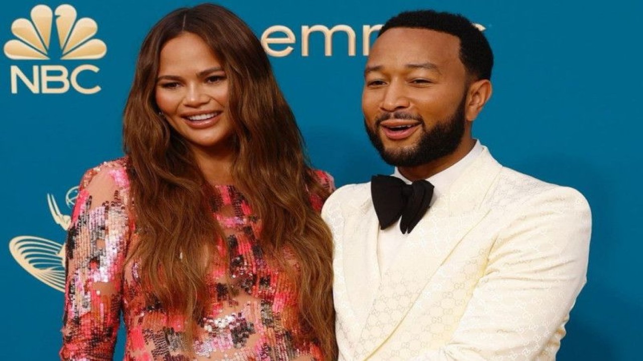 Chrissy Teigen bersama teman-temannya di acara sosial