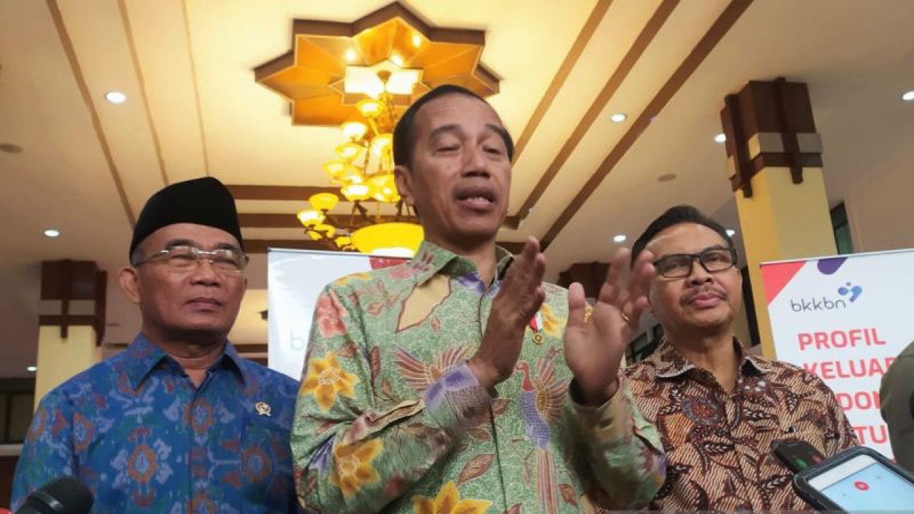 Presiden Jokowi memberikan keterangan pers usai menghadiri Rakernas bertajuk Strategi Pembangunan Keluarga, Kependudukan, dan Keluarga Berencana serta Program Percepatan Penurunan Stunting di Jakarta, Kamis (25/1/2023). (ANTARA/Indra Arief Pribadi)