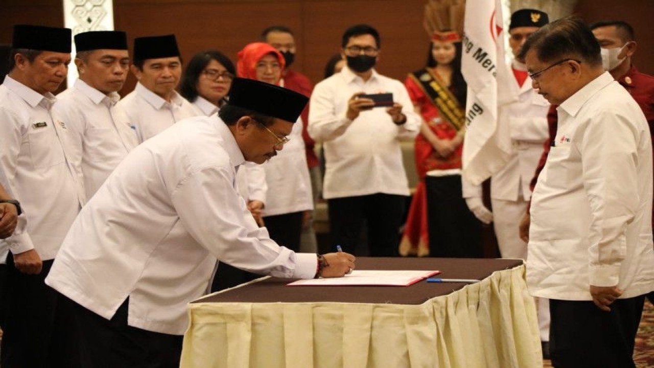 Ketua Umum Palang Merah Indonesia (PMI) Jusuf Kalla melantik Pengurus PMI Provinsi Kalimantan Tengah periode 2022-2027 di Palangka Raya, Senin, (16/1/2023). (ANTARA/HO-Diskominfosantik Kalteng)