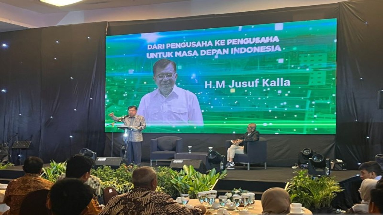 Mantan Wakil Presiden HM Jusuf Kalla pada pertemuan dari pengusaha ke pengusaha untuk masa depan Indonesia yang digelar di Makassar, Senin (30/01/2023. ANTARA Foto/Nur Suhra Wardyah