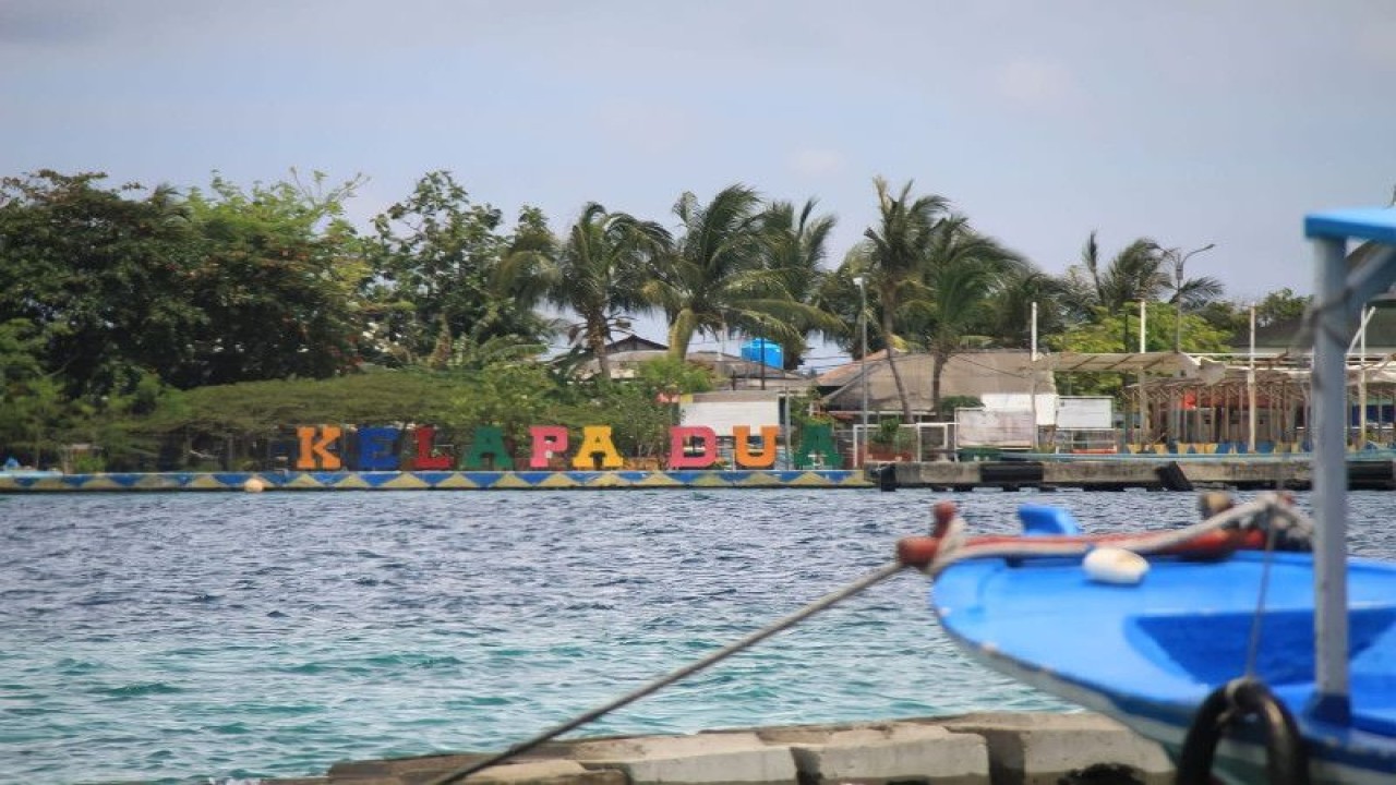 Papan nama wisata Pulau Kelapa Dua di Kepulauan Seribu Utara, Kabupaten Kepulauan Seribu pada Rabu (25/1/2023). ANTARA/HO-Kominfotik Kepulauan Seribu