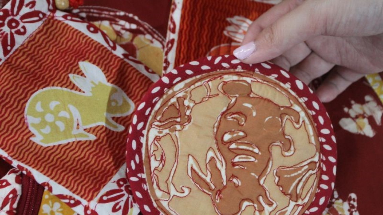 Perajin menata dompet yang dibuat dari kain batik motif shio untuk dijual sebagai bingkisan Imlek di rumah produksi Batik Shio, Purwantoro, Malang, Jawa Timur, Senin (16/1/2023). . ANTARA FOTO/Ari Bowo Sucipto/rwa. (ARI BOWO SUCIPTO/ARI BOWO SUCIPTO)