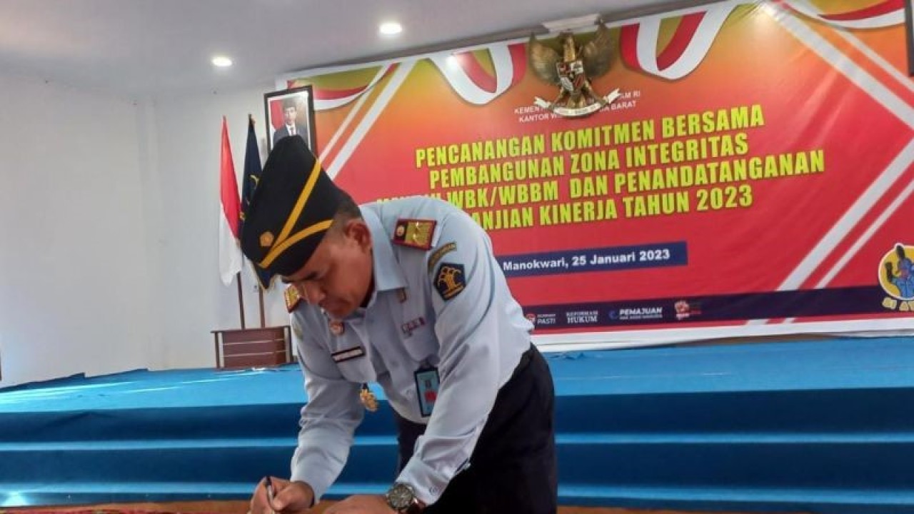 Kepala Kanwil Kemenkumham Papua Barat Taufiqurrakhman menandatangani perjanjian kerja dan komitmen bersama mewujudkan pembangunan Zona Integritas menuju WBK WBBM di Manokwari, Rabu. (ANTARA/Fransiskus Salu Weking)