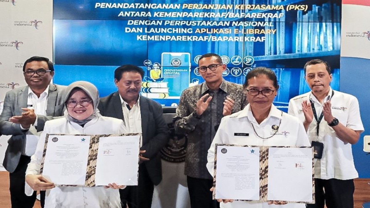 Menteri Pariwisata dan Ekonomi Kreatif Sandiaga Uno menyaksikan penandatanganan kerja sama antara Kementerian Pariwisata dan Ekonomi Kreatif dengan Perpustakaan Nasional dalam rangka meluncurkan aplikasi e-Library Kemenparekraf/Baparekraf pada acara The Weekly Brief With Sandi Uno, di Gedung Sapta Pesona, Jakarta, Senin (9/1/2023). (ANTARA/HO-Kemenparekraf)