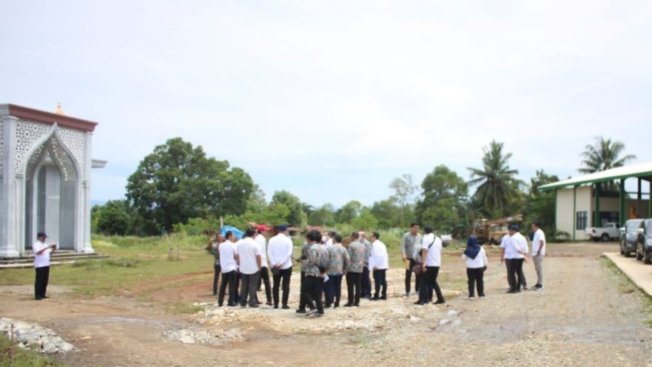 Tim Balai Pelaksana Jalan Nasional (BPJN) dan pemerintah Provinsi Bengkulu saat memantau lokasi lahan yang akan di hibahkan. ANTARA/Anggi Mayasari