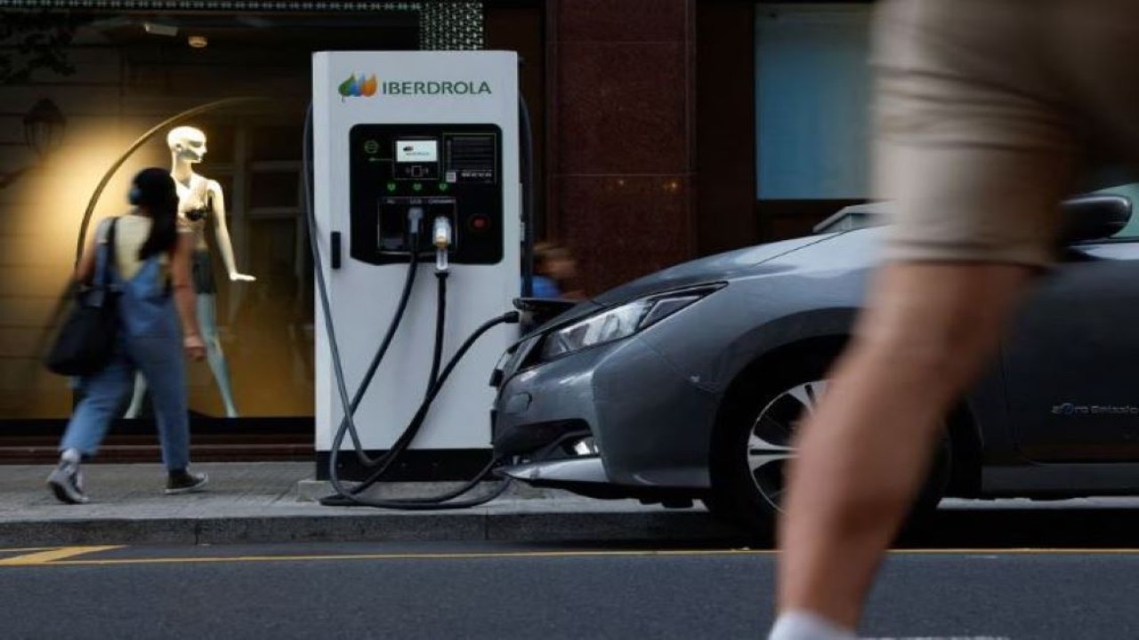 Kendaraan listrik sedang dicas di stasiun pengisian daya Iberdrola di Bilbao, Spanyol, 25 Oktober 2022. (Vincent West/Reuters)