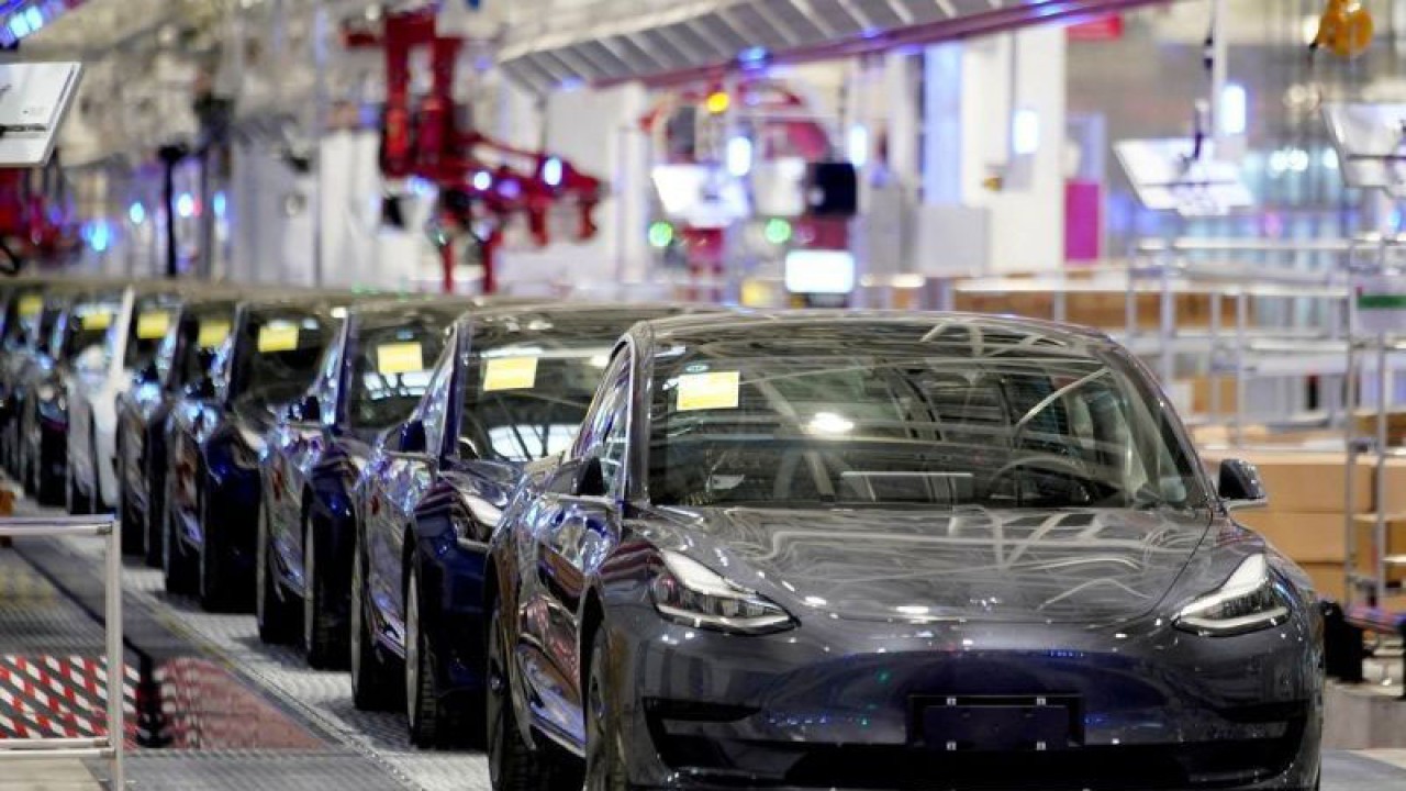 Kendaraan Tesla Model 3 buatan China terlihat saat momen pengiriman di pabrik Tesla di Shanghai, China, 7 Januari 2020. (REUTERS/Aly Song)