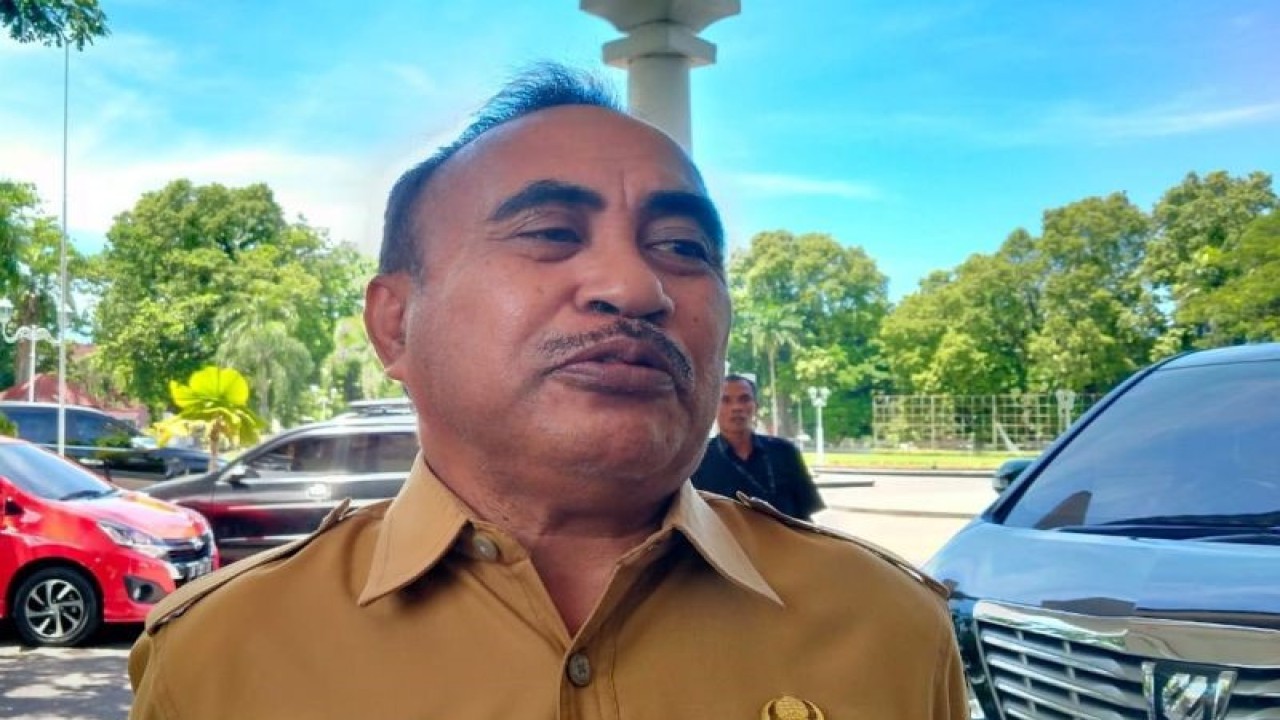 Kepala Dinas PUPR Nusa Tenggara Barat (NTB), Ridwan Syah saat dikonfirmasi wartawan di Kantor Gubernur NTB di Mataram, Senin (9/1/2023). (ANTARA/Nur Imansyah).