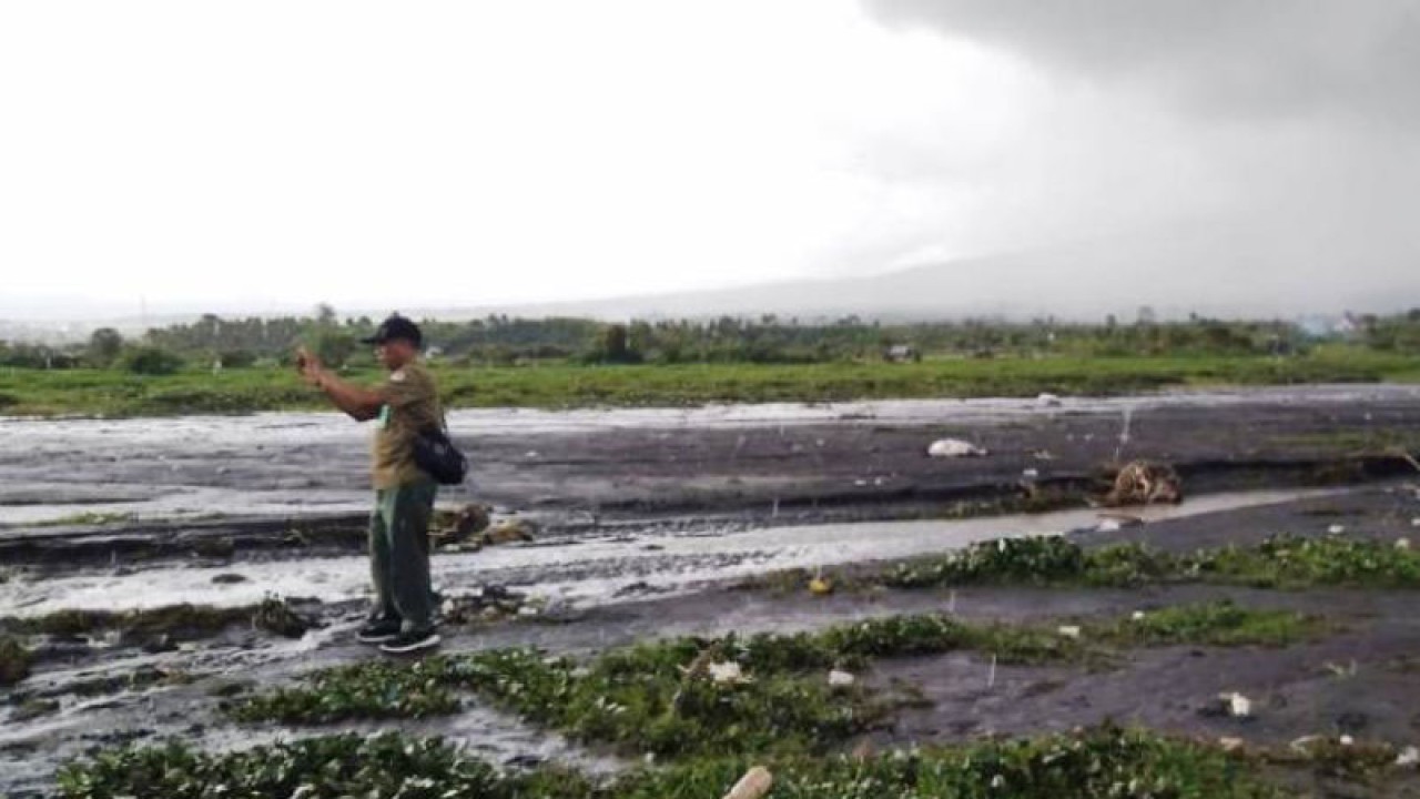 Petugas Pusat Informasi R10 Taman Nasional Kerinci Seblat (TNKS) melakukan pengumpulan bukti dan keterangan di hulu Sungai Kering, Desa Bengkolan, Kabupaten Kerinci, Senin (16/1/2023). (ANTARA/HO-Pusat Informasi R10 TNKS)