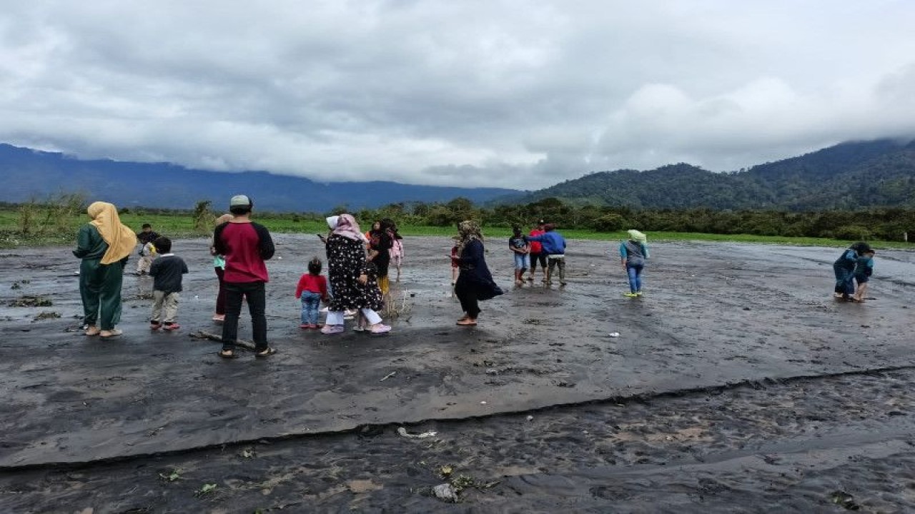 Masyarakat melihat kondisi sungai dan sawah yang tertimbun lahar dingin Gunung Kerinci di Desa Sungai Rumpun Kecamatan Gunung Tujuh Kabupaten Kerinci, Jambi. (ANTARA/HO/IST)