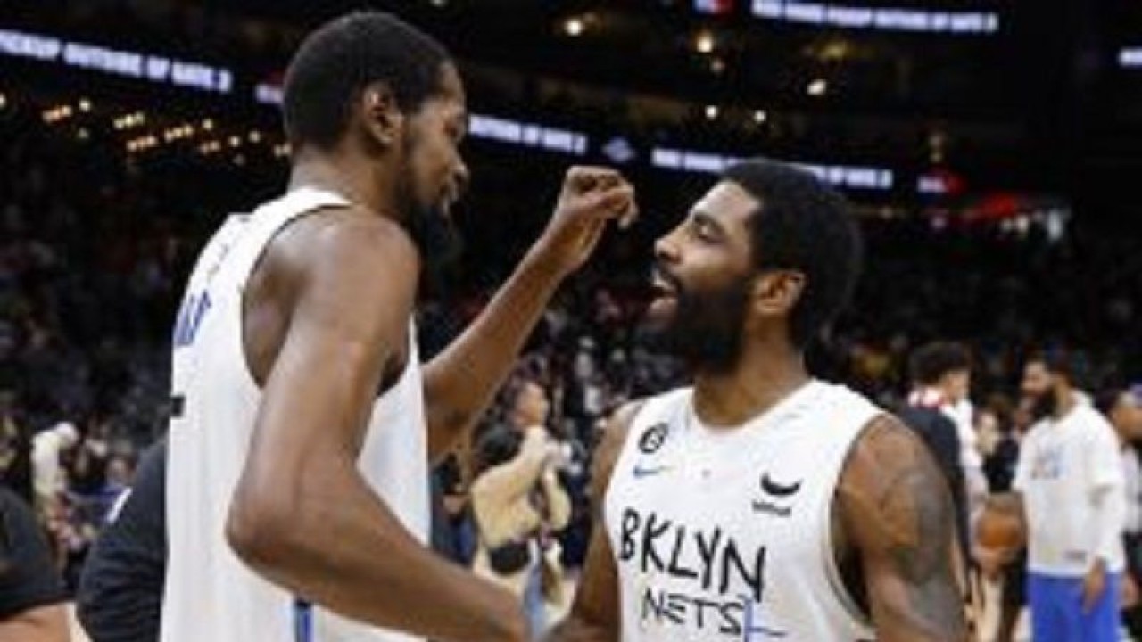 Duo bintang Brooklyn Nets (ki-ka) Kevin Durant dan Kyrie Irving berselebrasi seusai mengalahkan Atlanta Hawks dalam lanjutan NBA di State Farm Arena, Georgia, Amerika Serikat, Rabu (28/12/2022) waktu setempat. (ANTARA/AFP/GETTY IMAGES/Todd Kirkland)