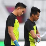 Kiper Borneo FC Angga Saputro berbincang dengan rekan setimnya yang juga kiper, Gianluca Pandeynuwu. (HO/Borneofc.id)-1674532217
