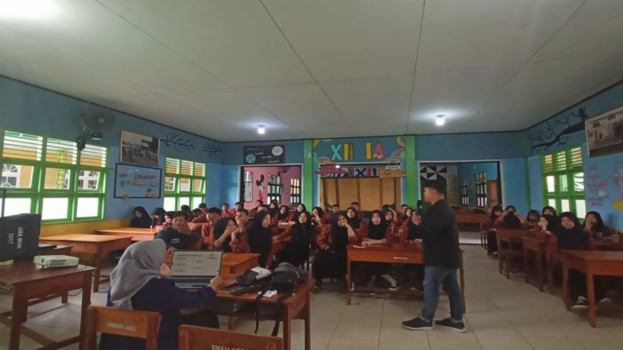 KMKS melakukan sosialisasi masuk perguruan tinggi di Kabupaten Sambas (ANTARA/Kris)