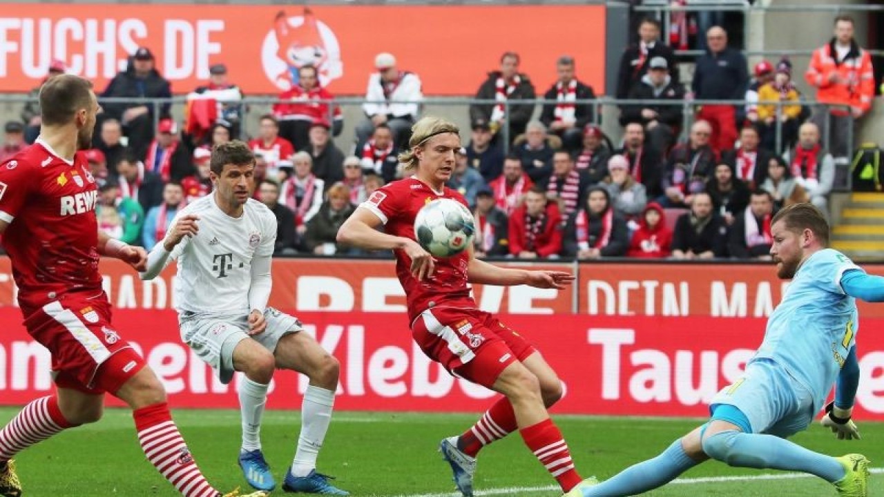 Foto arsip - Pemain Bayern Munchen Thomas Muller menembak bola ke gawang FC Koln pada pertandingan Bundesliga RheinEnergieStadion, Koln, Minggu (16/2/2020). Munchen menang teLak 4-1. ANTARA FOTO/REUTERS/Wolfgang Rattay/pras.