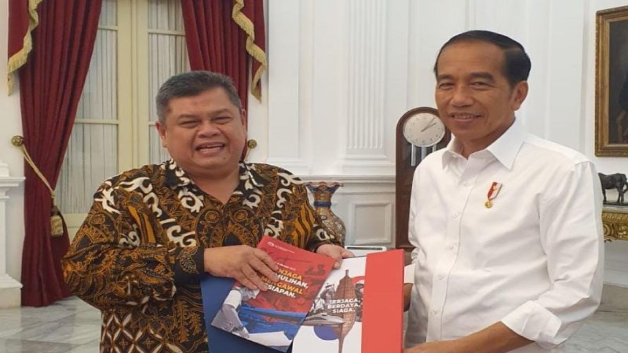 Presiden Republik Indonesia (RI) Joko Widodo (kanan) dan Kepala Badan Pengawasan Keuangan dan Pembangunan (BPKP) Muhammad Yusuf Ateh (kiri). ANTARA/HO-BPKP