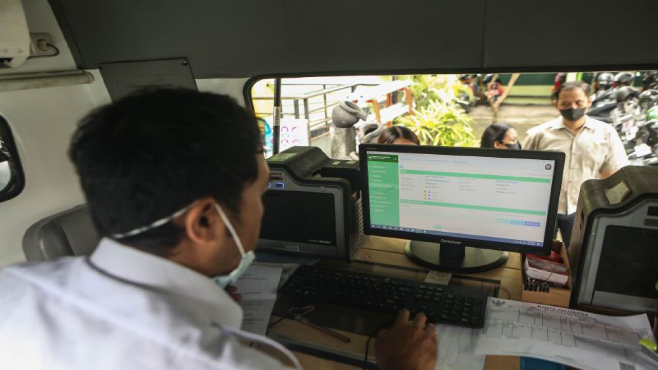 Petugas Melayani Warga Yang Akan Membuat Ktp Elektronik Di Kemantren