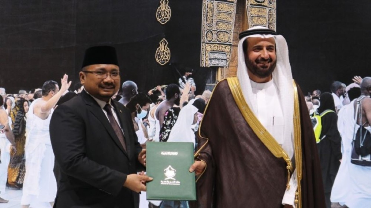 Menteri Agama (Menag) Yaqut Cholil Qoumas menerima dokumen nota kesepahaman (Memorandum of understanding/MoU) penyelenggaraan ibadah haji 1443 H/2023 M.  (Istimewa/Kemenag)