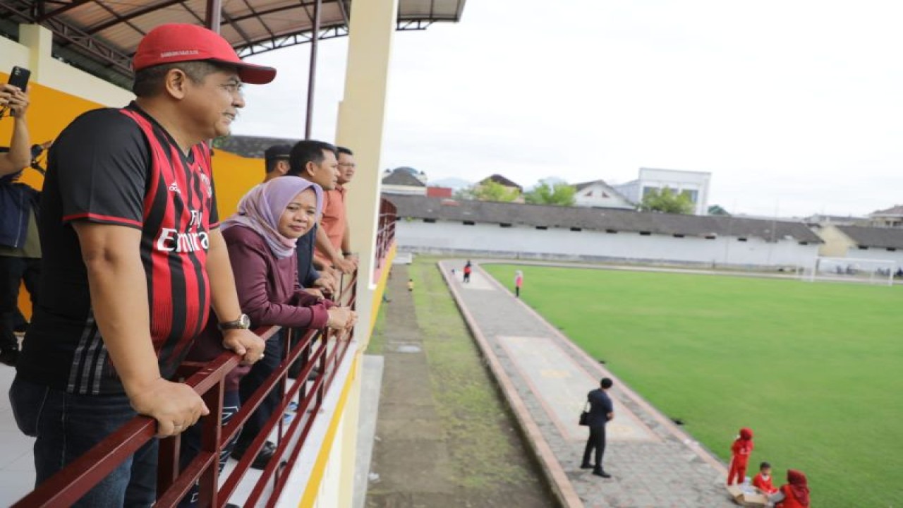 Bupati Sleman Kustini Sri Purnomo meninjau kawasan Lapangan Ahmad Zaeni, Sidoagung, Godean setelah meresmikan jogging track dan sarana olahraga di lapangan tersebut, Jumat (27/1/2023. ANTARA/HO-Bagian Prokopim Setda Sleman