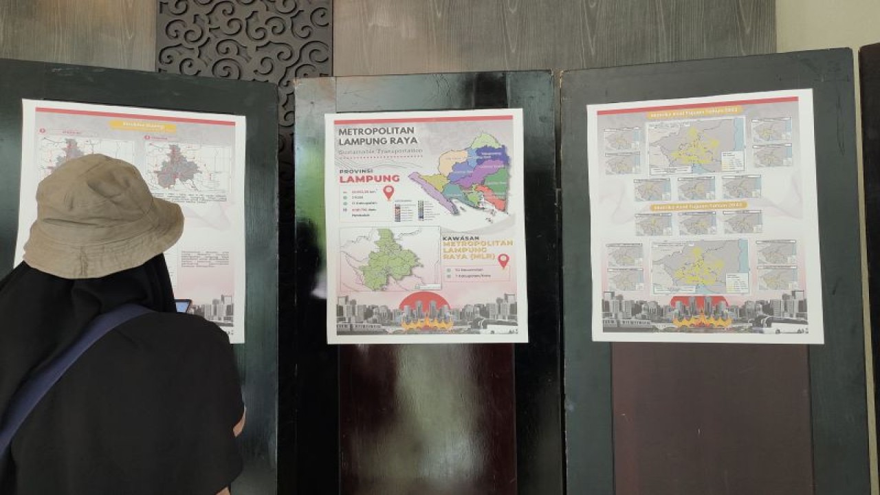 Salah seorang warga tengah melihat peta pengembangan Metropolitan Lampung Raya. Bandarlampung, Rabu (25/1/2023). ANTARA/Ruth Intan Sozometa Kanafi