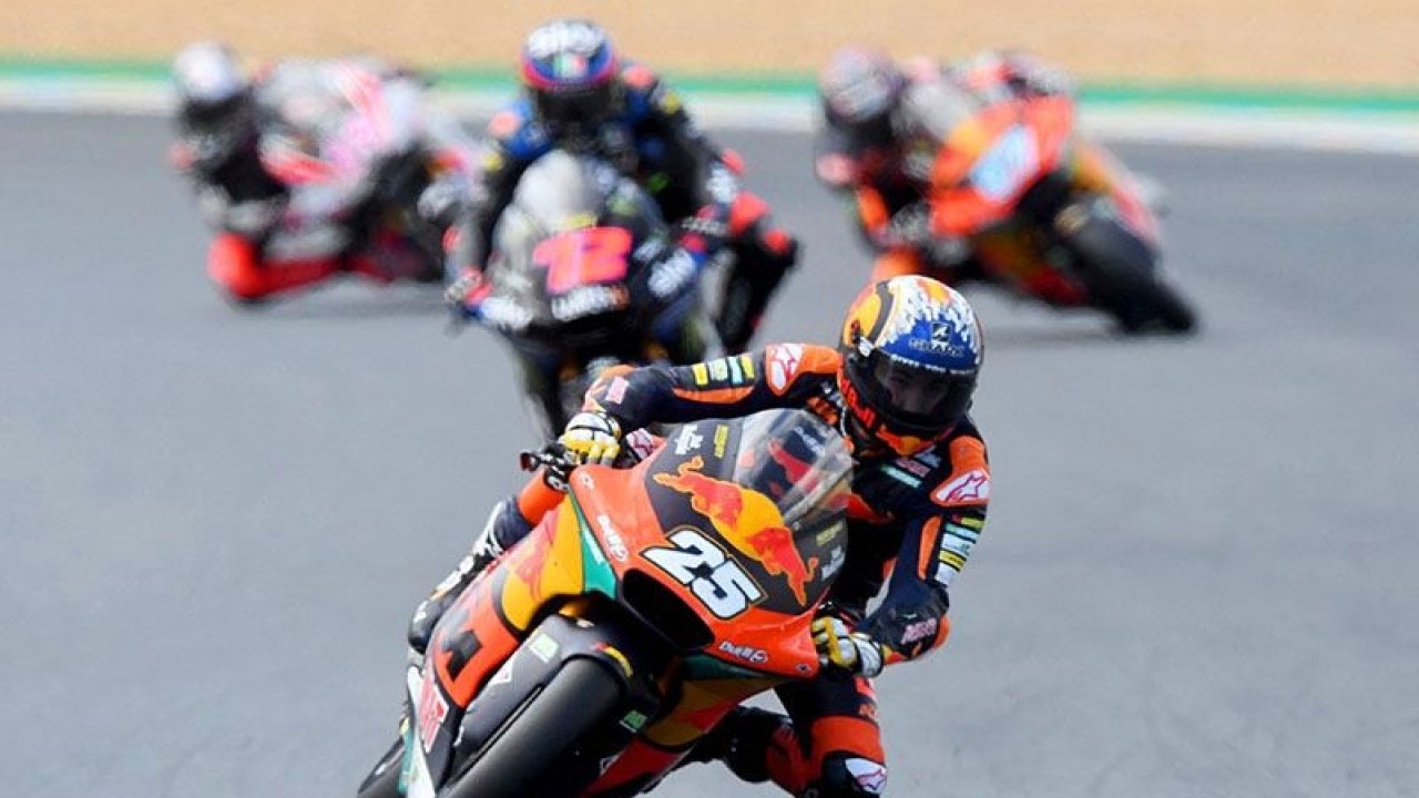 Pebalap tim Red Bull KTM Ajo Raul Fernandez menjalani Grand Prix Prancis di Sirkuit Bugatti, Le Mans, Prancis (16/5/2021). ANTARA/AFP/Jean-Francois Monier/aa. (AFP/JEAN-FRANCOIS MONIER)