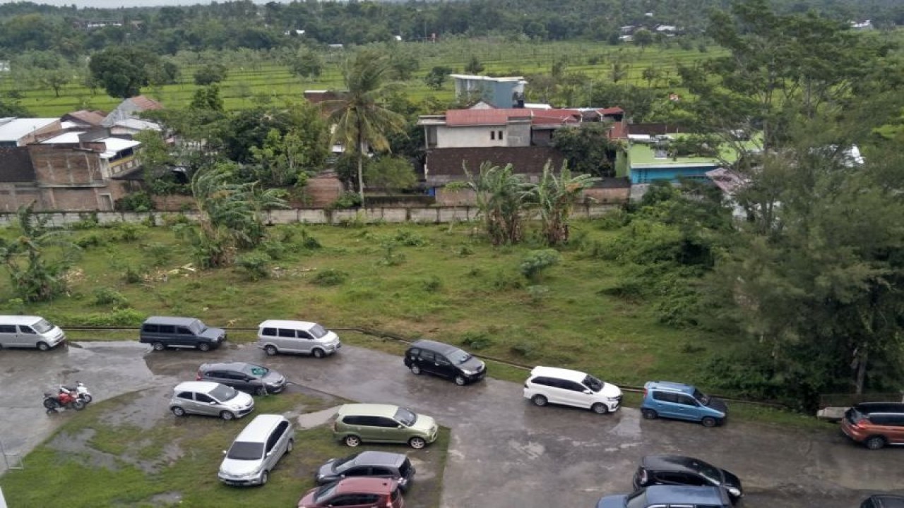 Kendaraan di parkiran kantor Bupati Lombok Tengah, Nusa Tenggara Barat diguyur hujan (ANTARA/Akhyar)