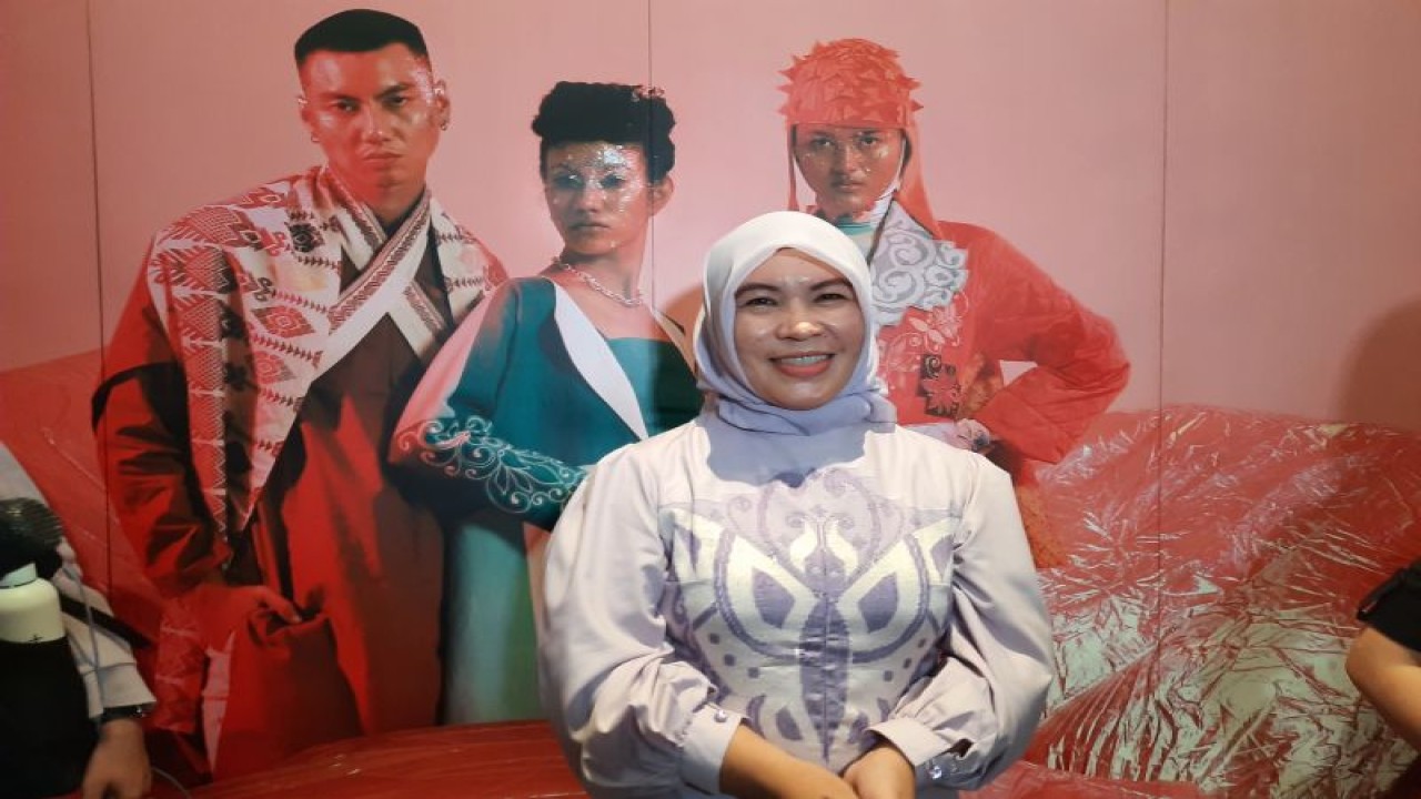 Dewan Kerajinan Nasional Daerah (Dekranasda) Gorontalo Lyla R. Laya saat ditemui dalam acara peluncuran kampanye Indonesia Fashion Week 2023 dengan tema "Segara dari Timur", di Sarinah Jakarta, Jumat (20/01/2023) (ANTARA/Fitra Ashari)