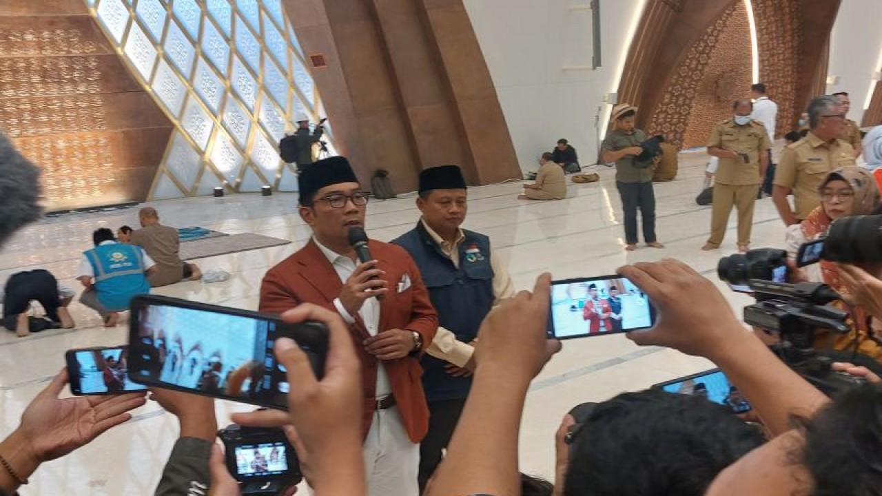 Gubernur Jawa Barat M Ridwan Kamil dan Wakil Gubernur Jawa Barat Uu Ruzhanul Ulum. (ANTARA/Ajat Sudrajat)