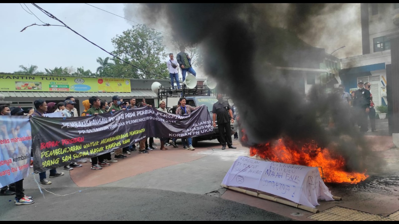 Mahasiswa saat berunjuk rasa di depan kantor PTUN, Jakarta Timur. (Net)