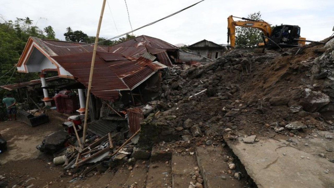 Alat Berat Melakukan Penanganan Puing Rumah Akibat Banjir Dan Longsor ...