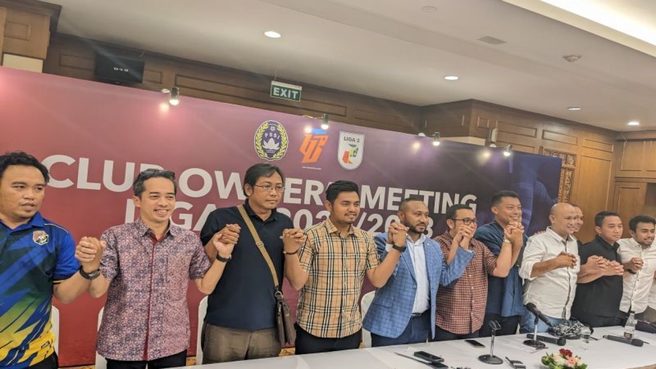 Perwakilan dari 15 klub yang sepakat Liga 2 Indonesia musim 2022-2023 dilanjutkan bergandengan tangan usai rapat pemilik klub (owners' meeting) dengan PSSI dan PT Liga Indonesia Baru (LIB) di Jakarta, Selasa (24/1/2023). (ANTARA/Michael Siahaan)