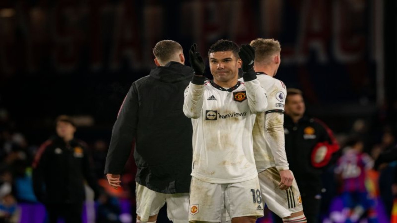 Gelandang Manchester United Casemiro memberikan apresiasi pada fans datang ke Selhurst Park Stadium saat timnya ditahan imbang 1-1 oleh Crystal Palace. ANTARA/HO-Manchester United