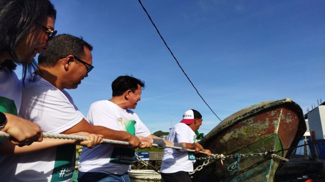 Bupati Manggarai Barat Edistasius Endi bersama tim Injourney membantu penarikan bangkai kapal di Labuan Bajo, Manggarai Barat, NTT, Kamis (26/1/2023). (ANTARA/Fransiska Mariana Nuka)
