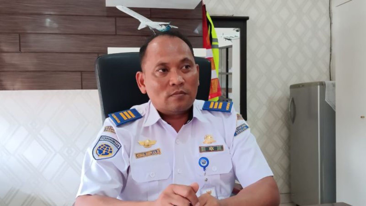 Kepala Unit Penyelenggara Bandar Udara Kelas II Rendani Manokwari Herman J.A. Handoyo (ANTARA/Rachmat Julaini)