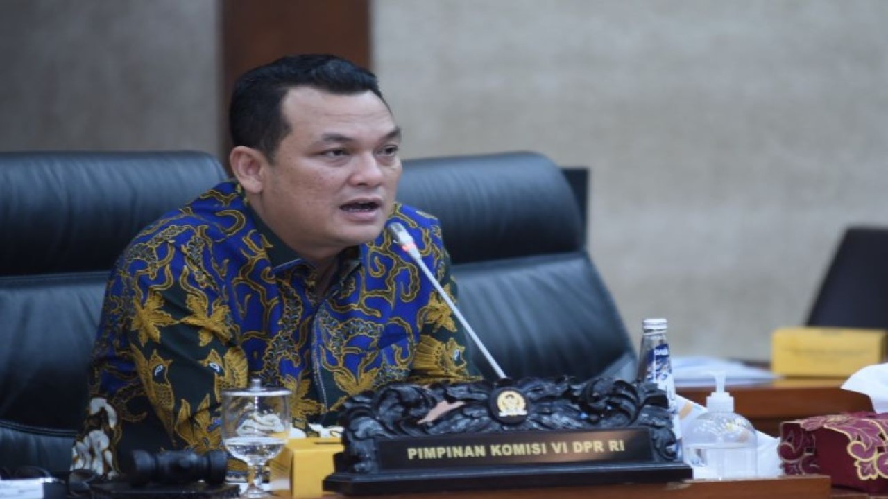 Wakil Ketua Komisi VI DPR RI Martin Manurung saat memimpin Rapat Kerja dengan BUMN Farmasi di Gedung DPR, Jakarta, Selasa (24/1/2023). (Eot/Man)