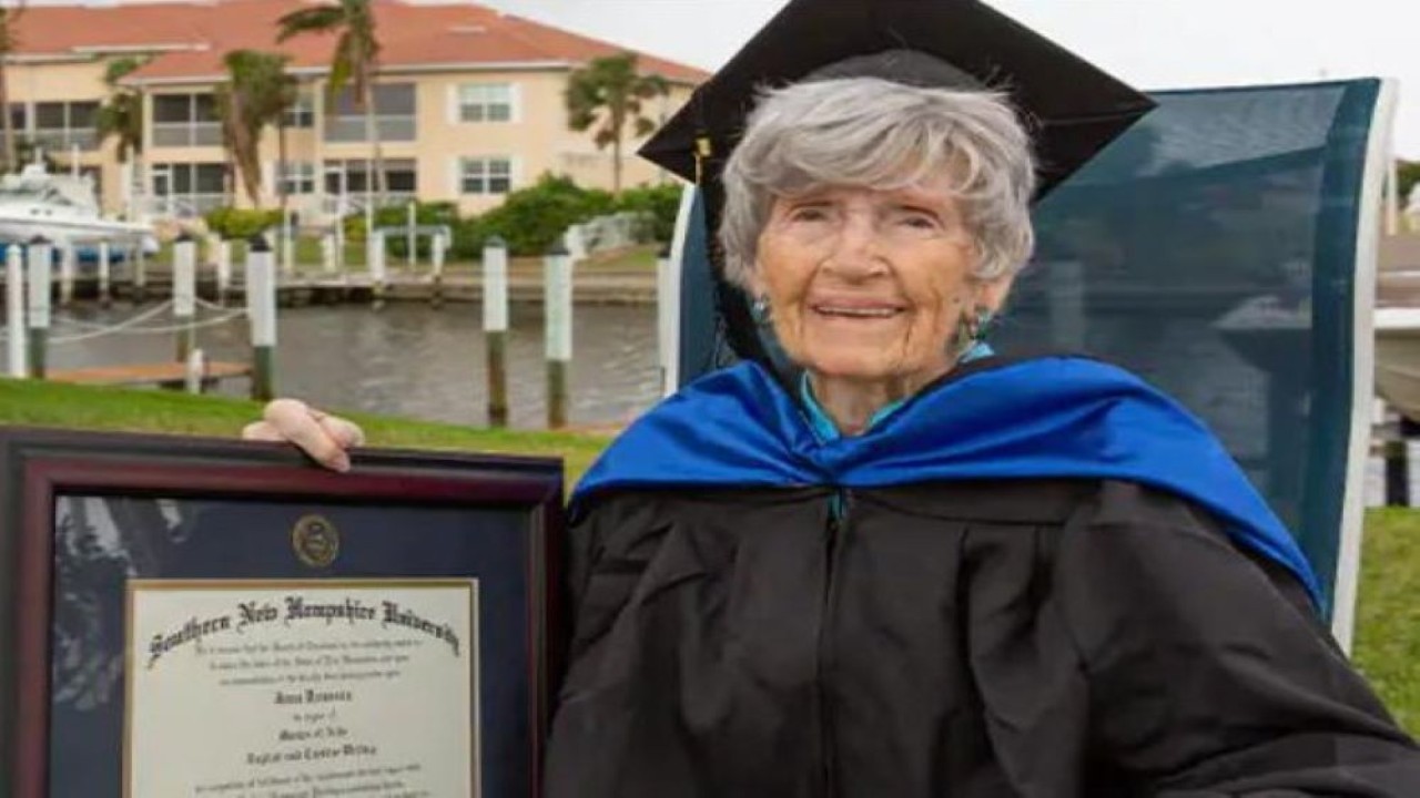 Joan Donovan (89 tahun), memperoleh gelar master dalam penulisan kreatif dari program online Southern New Hampshire University. (Southern New Hampshire University via UPI)
