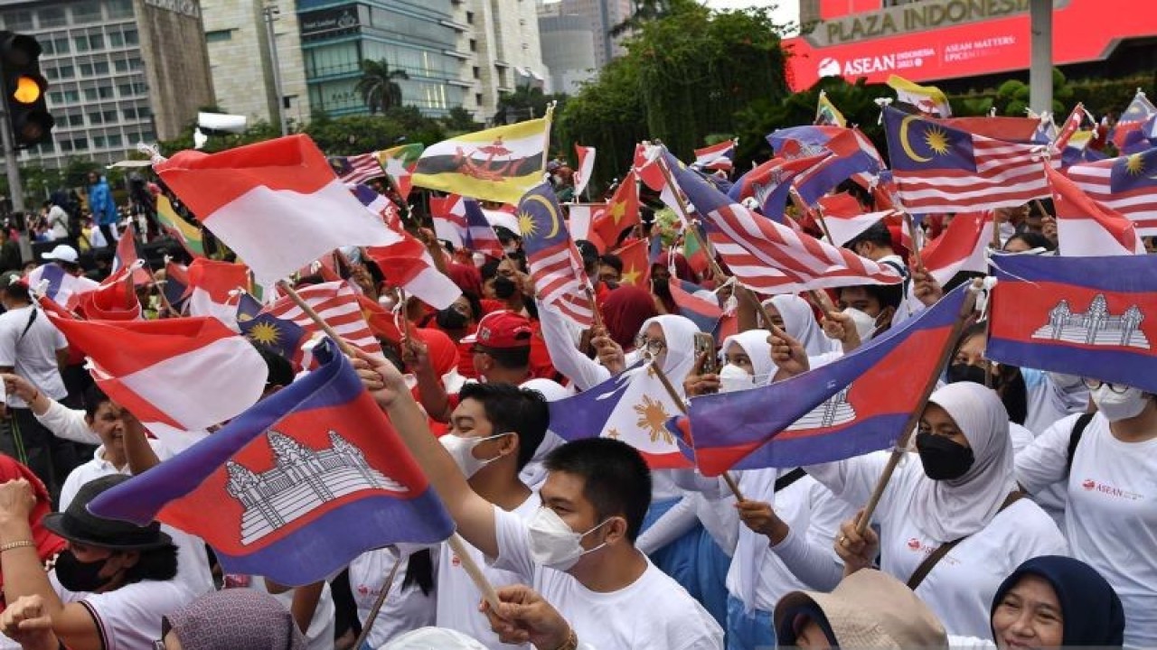 Sejumlah warga mengibarkan bendera negara-negara anggota ASEAN dalam acara "kick off" keketuaan Indonesia dalam ASEAN 2023 di kawasan Bundaran Hotel Indonesia (HI), Jakarta, Minggu (29/1/2023). Acara tersebut menjadi awal rangkaian kegiatan, yang puncaknya akan berlangsung dua kali yakni Konferensi Tingkat Tinggi (KTT) ASEAN pada Mei 2023 di Labuan Bajo, Provinsi Nusa Tenggara Timur (NTT), dan KTT ASEAN Plus di Jakarta pada September 2023. ANTARA FOTO/Aditya Pradana Putra/aww.