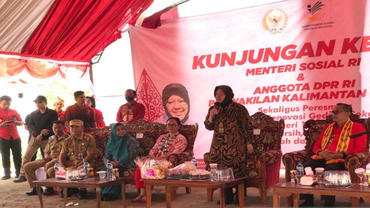 Menteri Sosial Tri Rismaharini menanggapi keluhan warga di kawasan 3T dalam kunjungan kerja di Kecamatan Sembakung, Nunukan, Kalimantan Utara, Selasa (24/1/2023). (ANTARA/Devi Nindy)