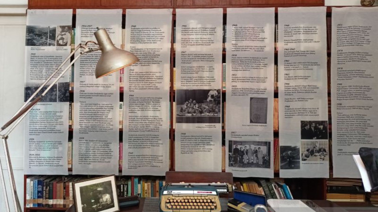 Ruangan depan pameran arsip "Membaca Soedjatmoko dari Rumah dan Ingatan" di kediaman Soedjatmoko di Menteng, Jakarta Pusat, 10-14 Januari 2023. (ANTARA/Suci Nurhaliza)