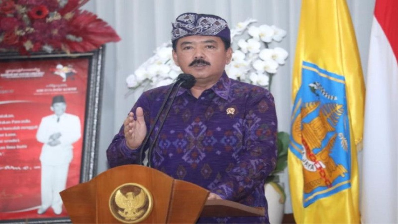 Menteri Agraria dan Tata Ruang/Badan Pertanahan Nasional (ATR/BPN) Hadi Tjahjanto saat menetapkan Kota Denpasar sebagai Kota Lengkap di Kantor Gubernur Bali, Denpasar, Bali, Kamis (26/1) (ANTARA/Ho/Kementerian ATR/BPN)